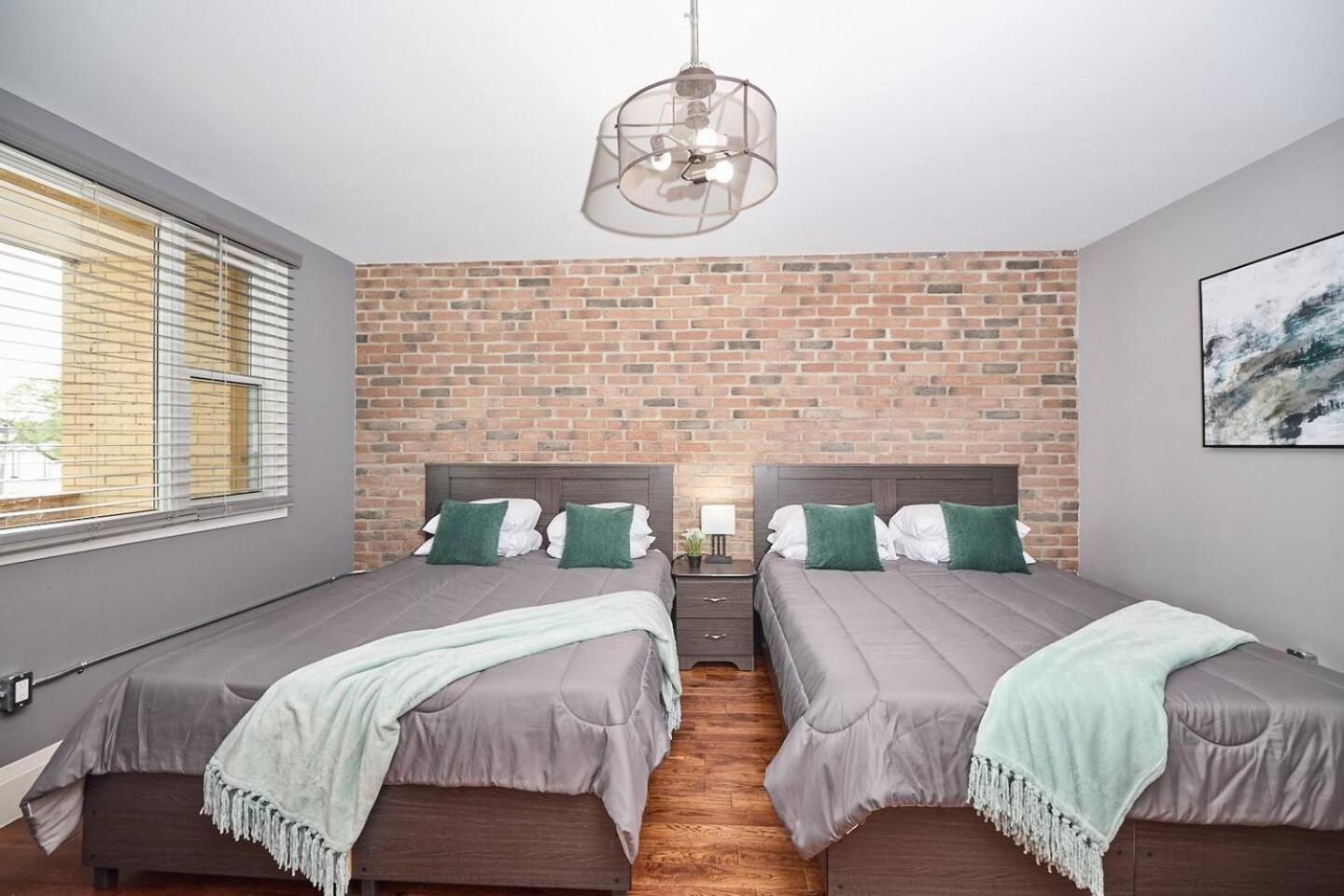 Stylish Escape By The Falls 6-8 *