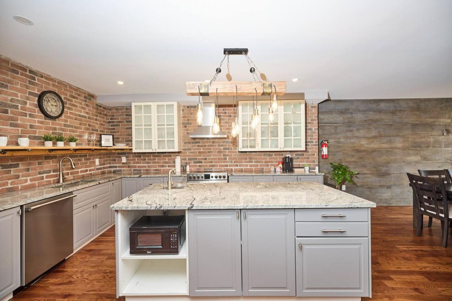 Stylish Escape By The Falls 6-8 Apartment *