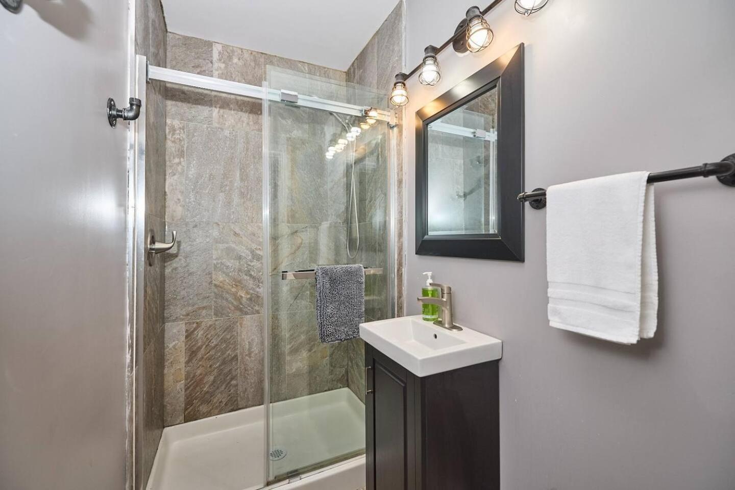 Stylish Escape By The Falls 6-8 Apartment *