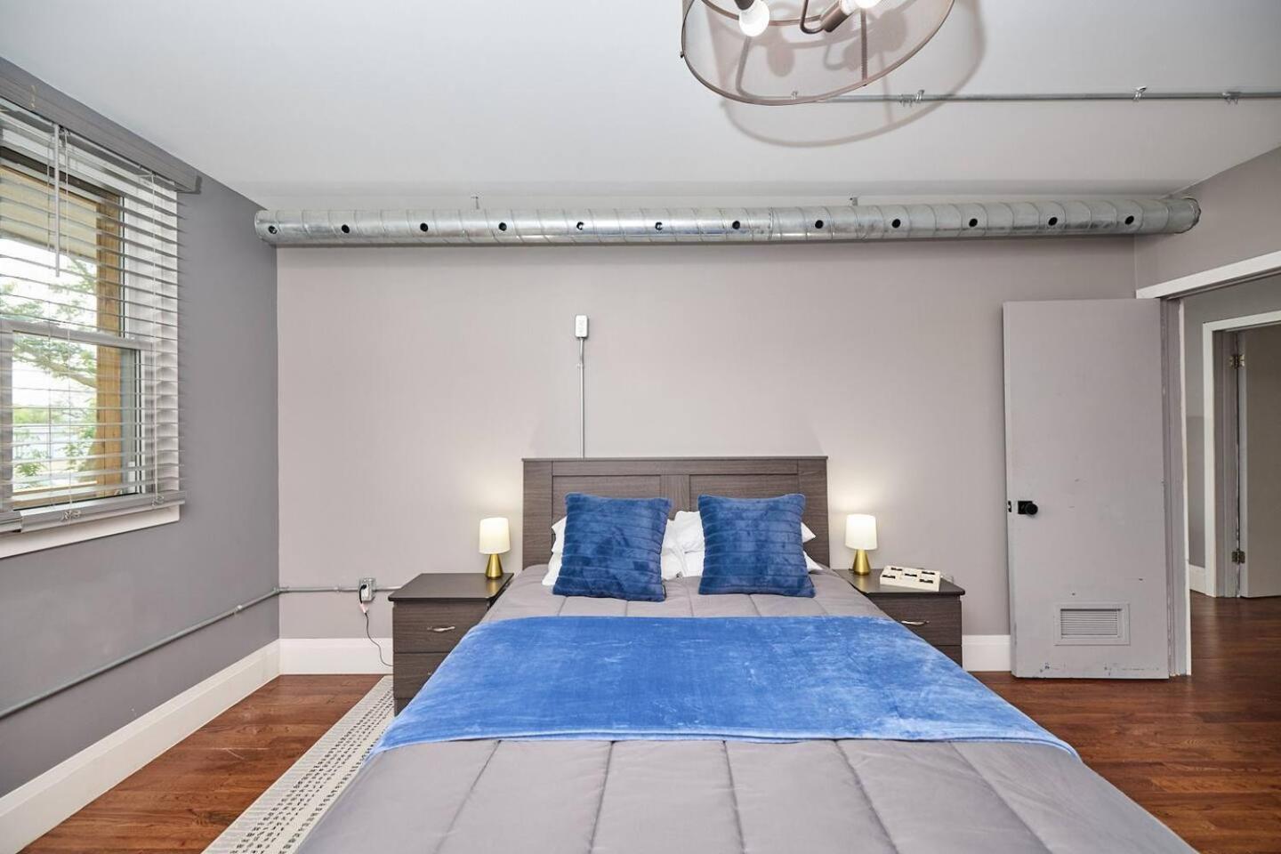 Stylish Escape By The Falls 6-8 Niagara Falls