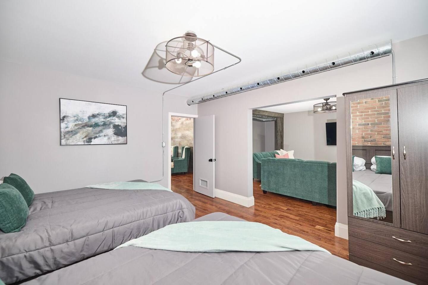 Stylish Escape By The Falls 6-8 *