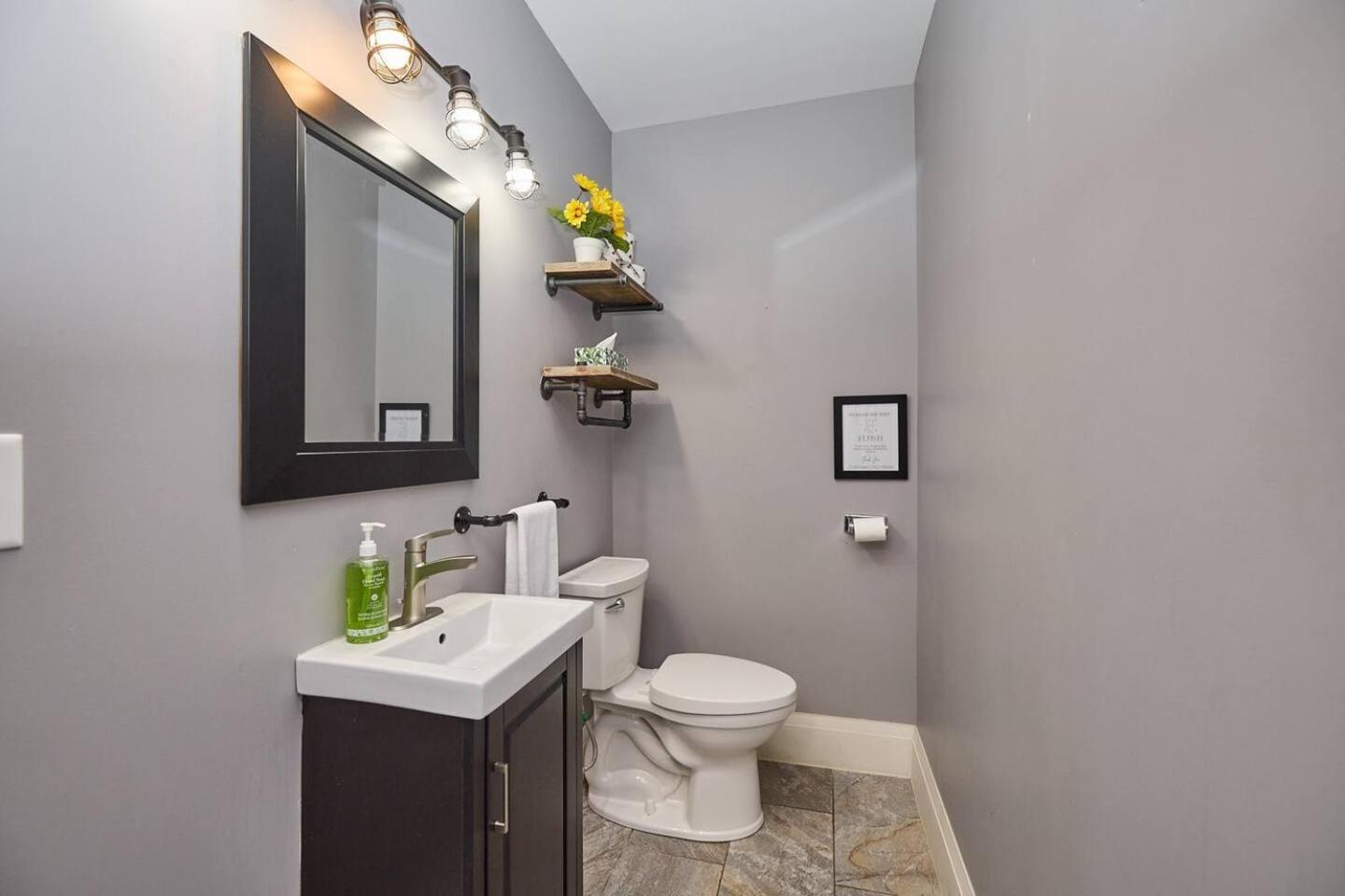 Stylish Escape By The Falls 6-8 * Niagara Falls