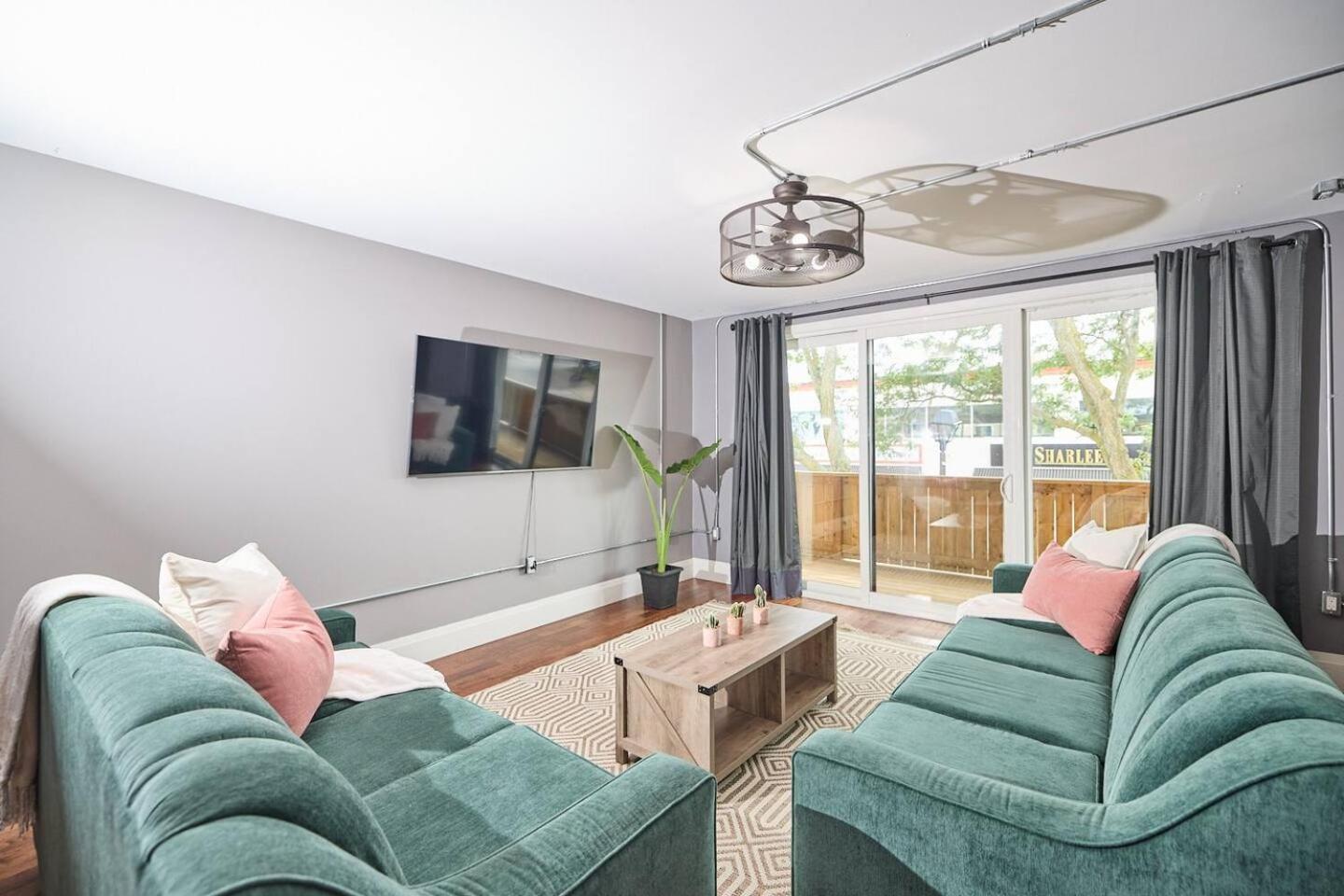 Stylish Escape By The Falls 6-8 *